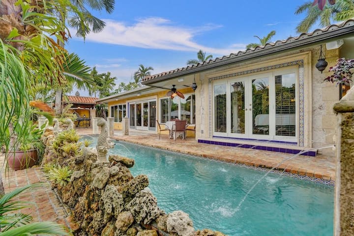 Private Villa: Waterfront, Pool, Tropical Oasis gallery image 2