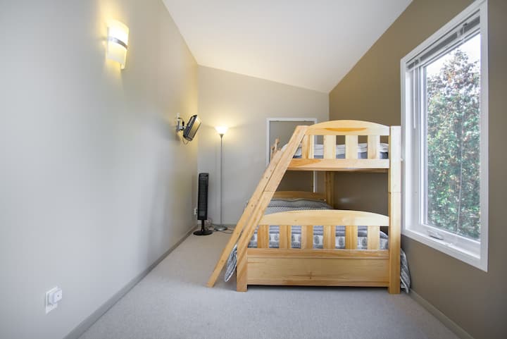 上下铺双人床房顶部有一张双人单人床，并在此房间添加了另一张双层床