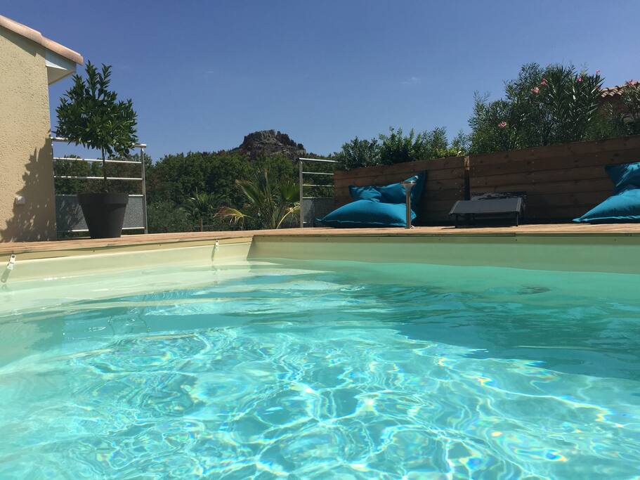 Vue du château de la Bouysse depuis la piscine