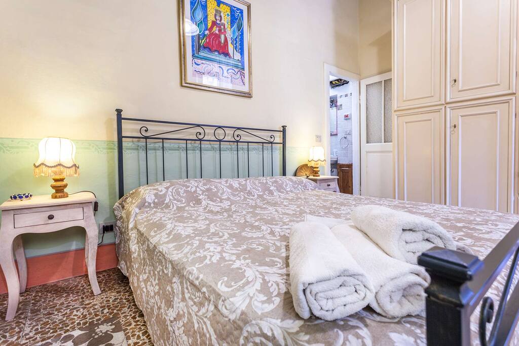 Bedroom with bathroom en suite