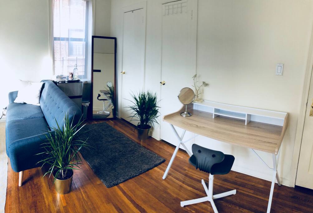 Desk and mirror are provided