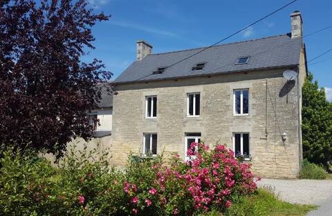House sleeps 15/17 with HOT TUB near DINAN