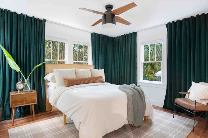 Queen bed with comfortable bed and Cariloha bamboo sheets