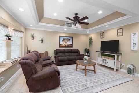 Entire Home | 4 BDRM 2 bath 🏡 Industrial Paradise