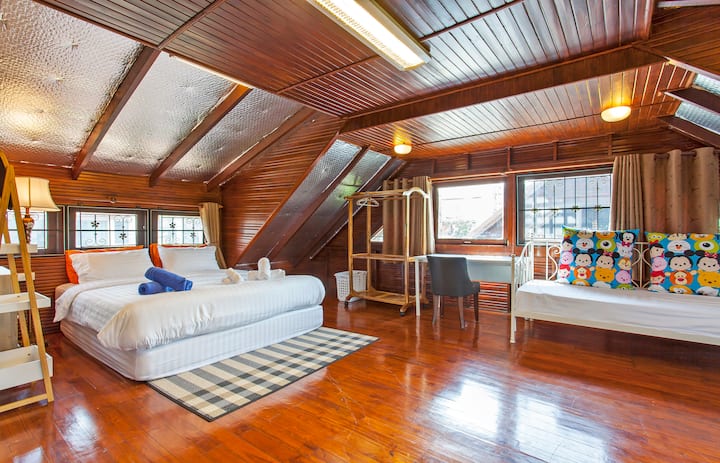 Camera Garret per il 5 ° -6 ° ospite .
Perfetto per gli adolescenti.
Un letto king-size , un tavolo da lavoro e un divano letto . 