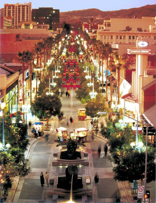 Third Street Promenade at night.