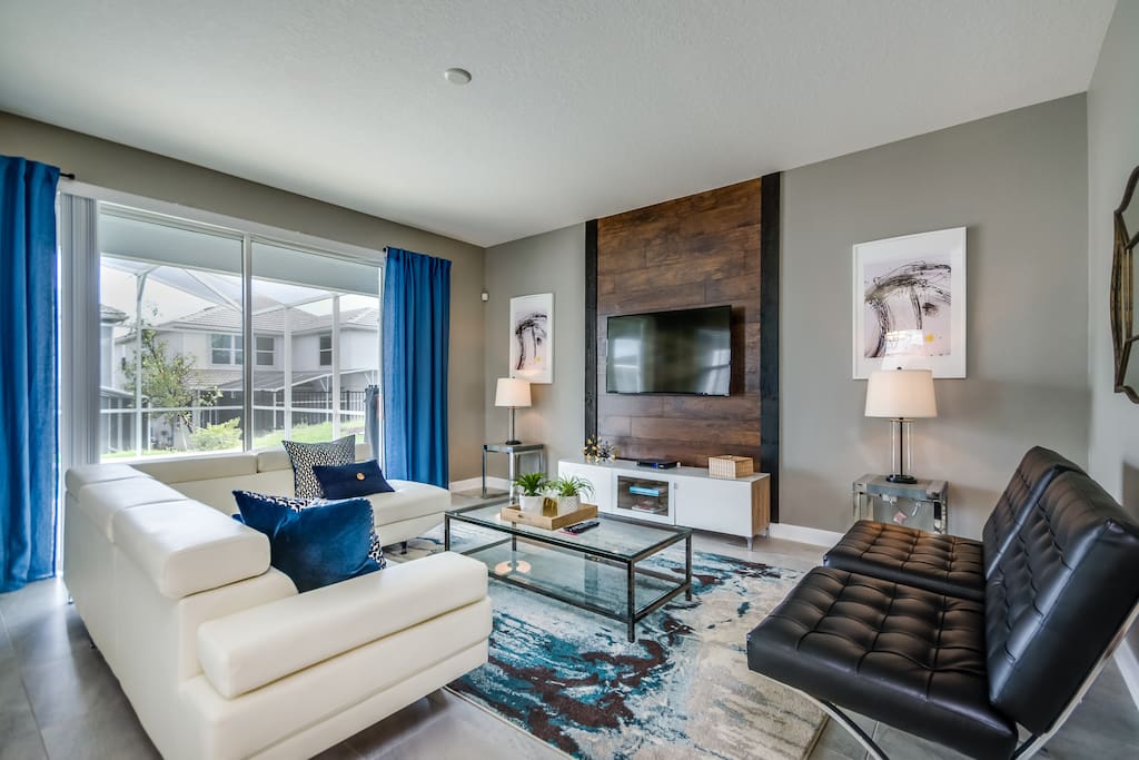 Living Room w/ flat screen TV
