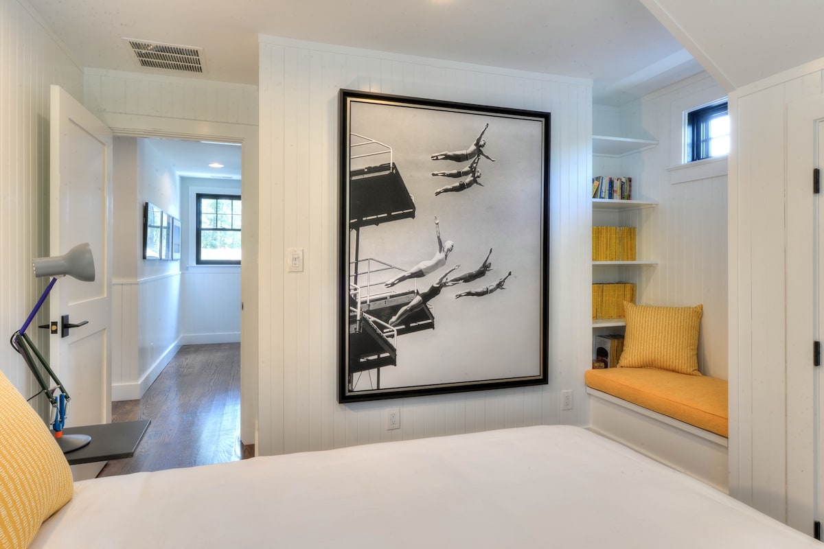 ห้องนอนชั้นบน - เตียงควีนไซส์