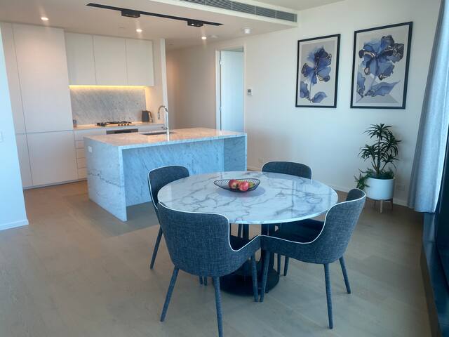 Perfect Southbank location. Sleep above the clouds gallery image 4