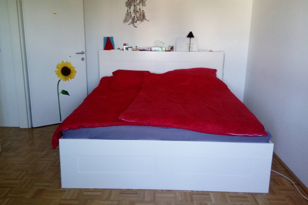 Schlafzimmer mit großem 180 cm Bett