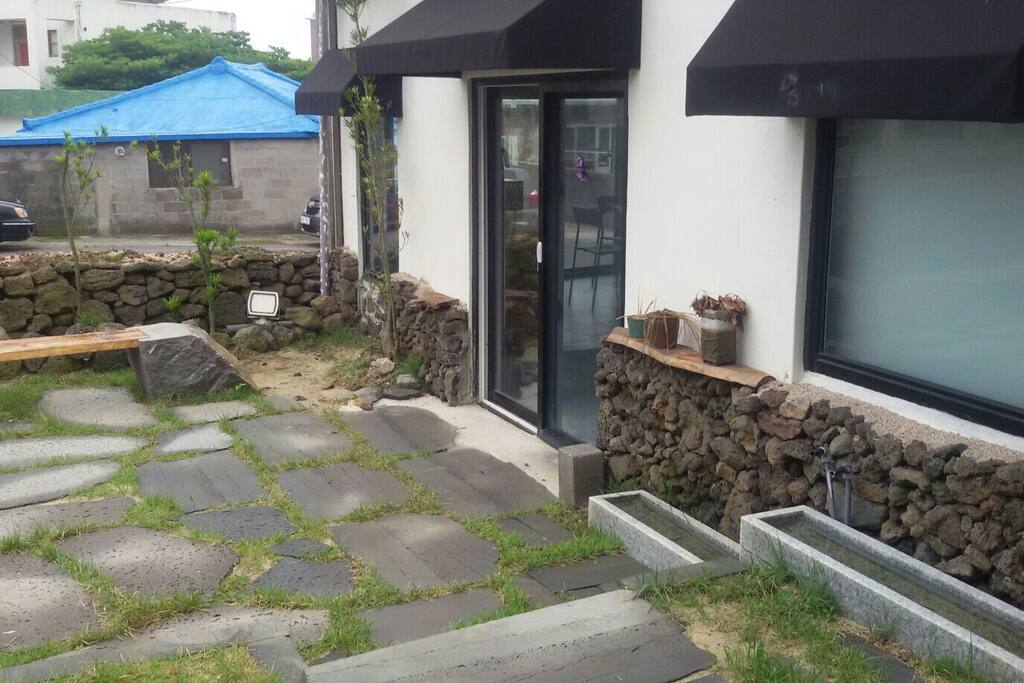 카페로 가는 마당 이구요..카페가 분리되어 있어요