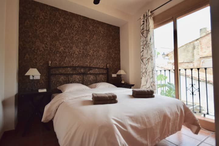 La chambre double au premier étage  avec un joli balcon et vue sur l'allée en face de la maison. Cette chambre a également un grand placard intégré. 