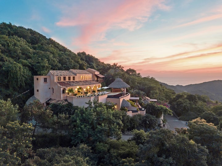 Casa Angelina: 5 Pools, Big Views & Walk to Beach