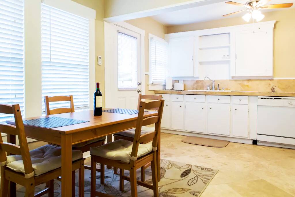Spacious kitchen & dining room
