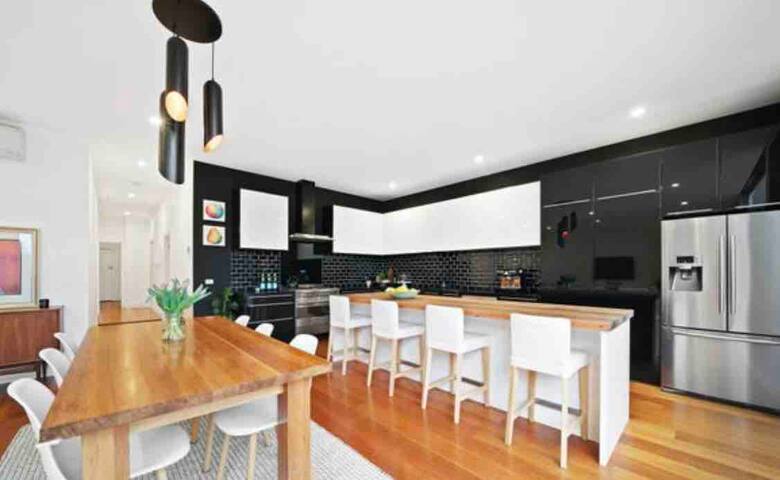 Cheerful 4-Bedroom family home with huge back yard