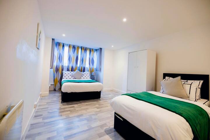 2 bedrooms- Very spacious-free parking-Wi-Fi gallery image 3