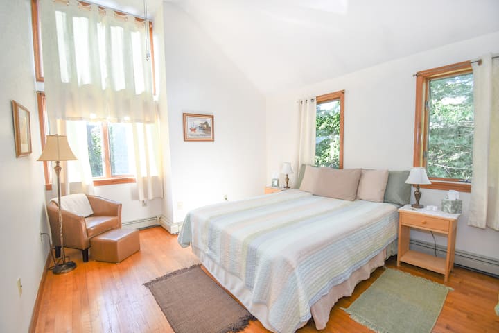 Cathedral Queen #2 -Sunny & Spacious 5min to BEACH