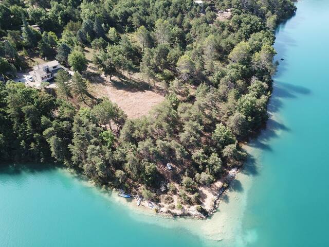 Entire home with 2 bedrooms in Lac de Sainte-Croix - Superbe appartement les pieds dans l'eau