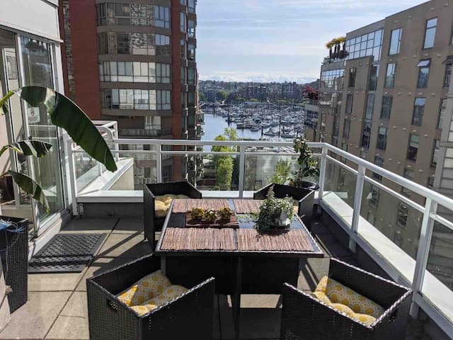 Penthouse w/ Views / Giant Deck on Seawall / Beach