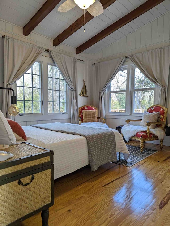 Druhá spálňa má manželskú posteľ, komodu, nočné lampy a dve pohodlné stoličky. Ideálne miesto na rozprávanie príbehov!