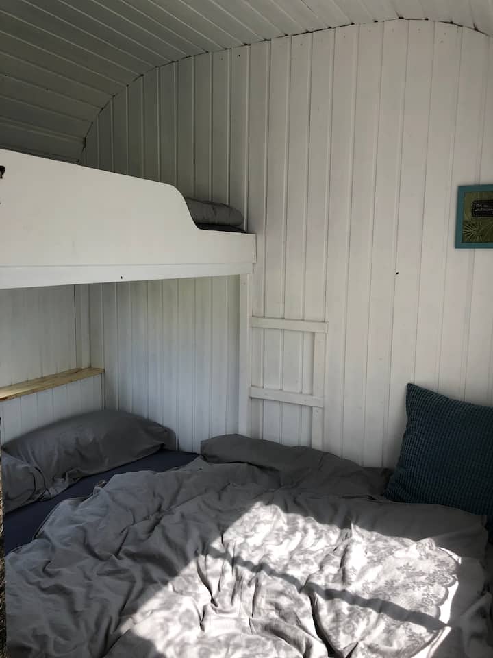 Una cama acogedora con 1,40 x 2 m y una cama para niños pequeños a 1 x 1,40 m por encima.