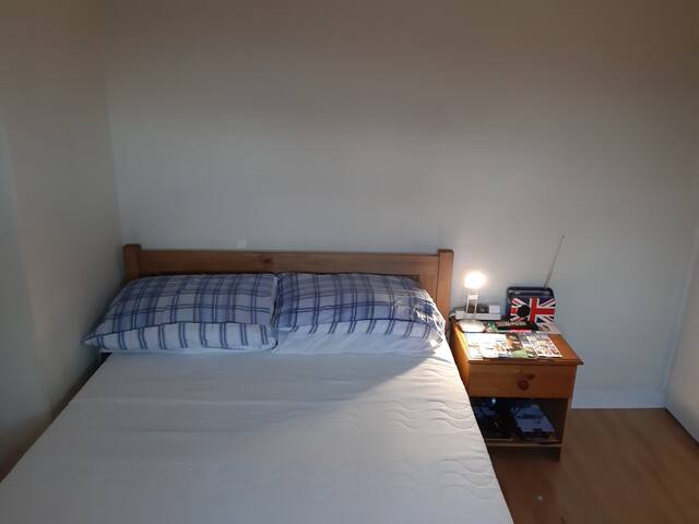 Double room in quiet house. 30 min walk to centre