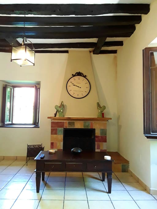La sala, con chimenea. Fireplace at sitting room