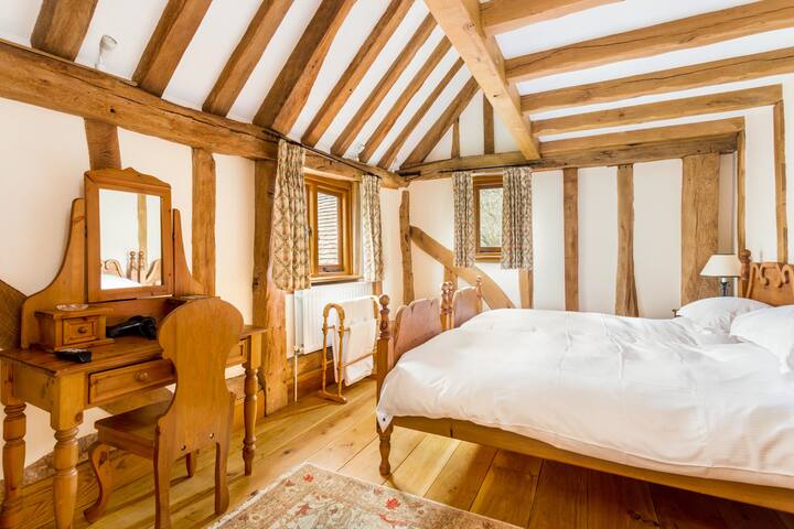 Walnut Barn - Bedroom 4 (First Floor) - twin beds - views over courtyard garden and woods.