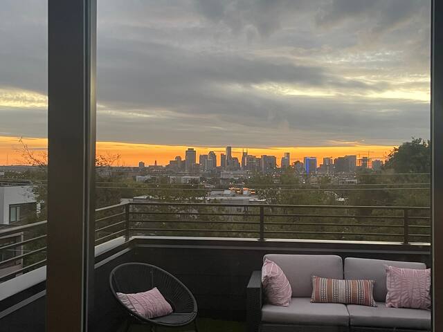 519 Music City~Luxury + Mural + 360 Rooftop Views! gallery image 4