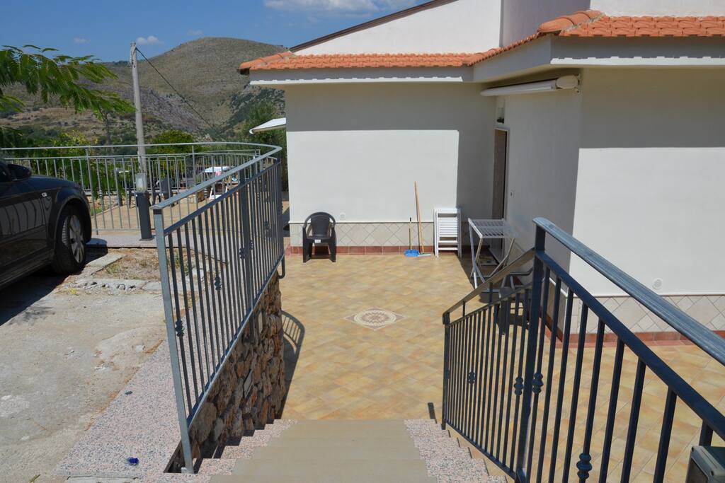 Scale dal parcheggio all'ingresso