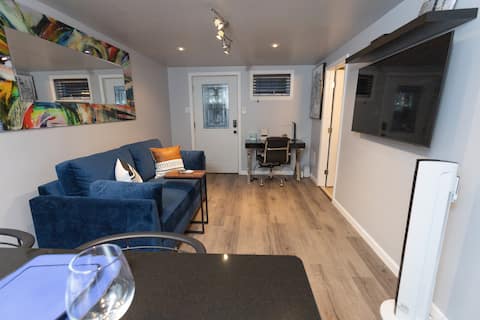 Nchanted-Luxury unit near Airport w Parking & Yard