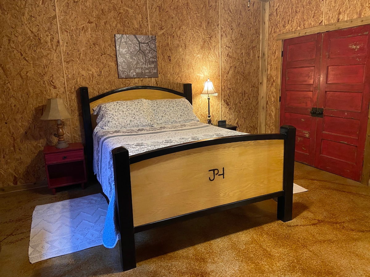 Dhomë gjumi kryesore me krevat dopio "queen", dollap të madh dhe komodinë me madhësi të plotë