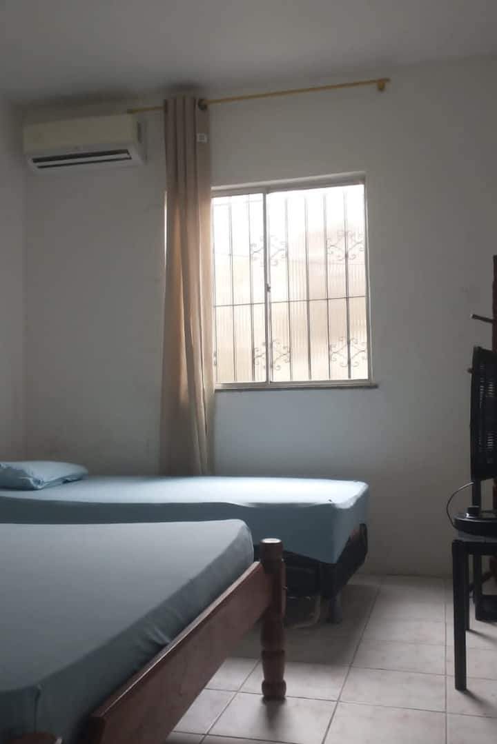 Dhomë gjumi tokësore, 1 krevat dopio, 1 krevat tek, ndarje, ventilator 