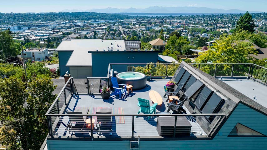 The RidgeView – 4BR w/ Roof-top Hot Tub & Views