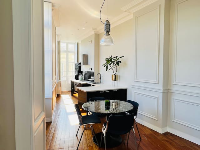 Somptueux appartement aux Grands-Hommes gallery image 5