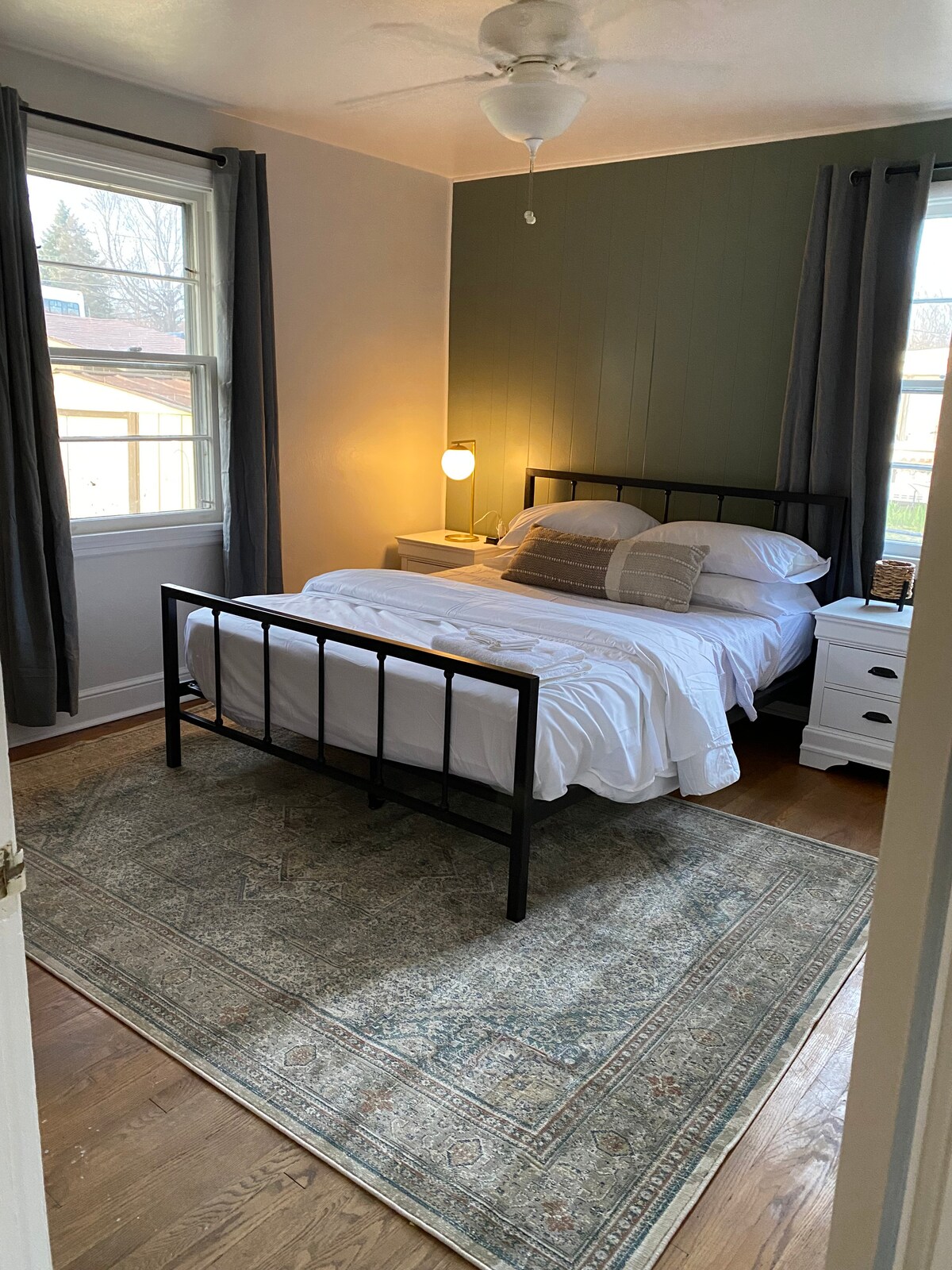 2号卧室配有标准双人床、六个抽屉梳妆台和带Roku的电视。 