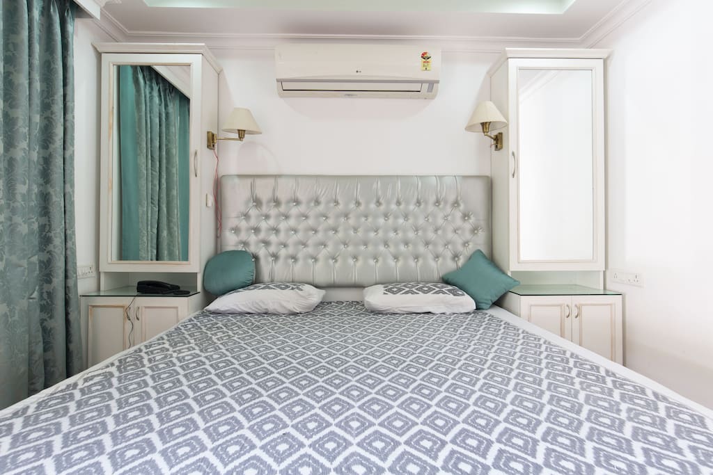 Very comfortable kingsize bed for the quiet room in the garden