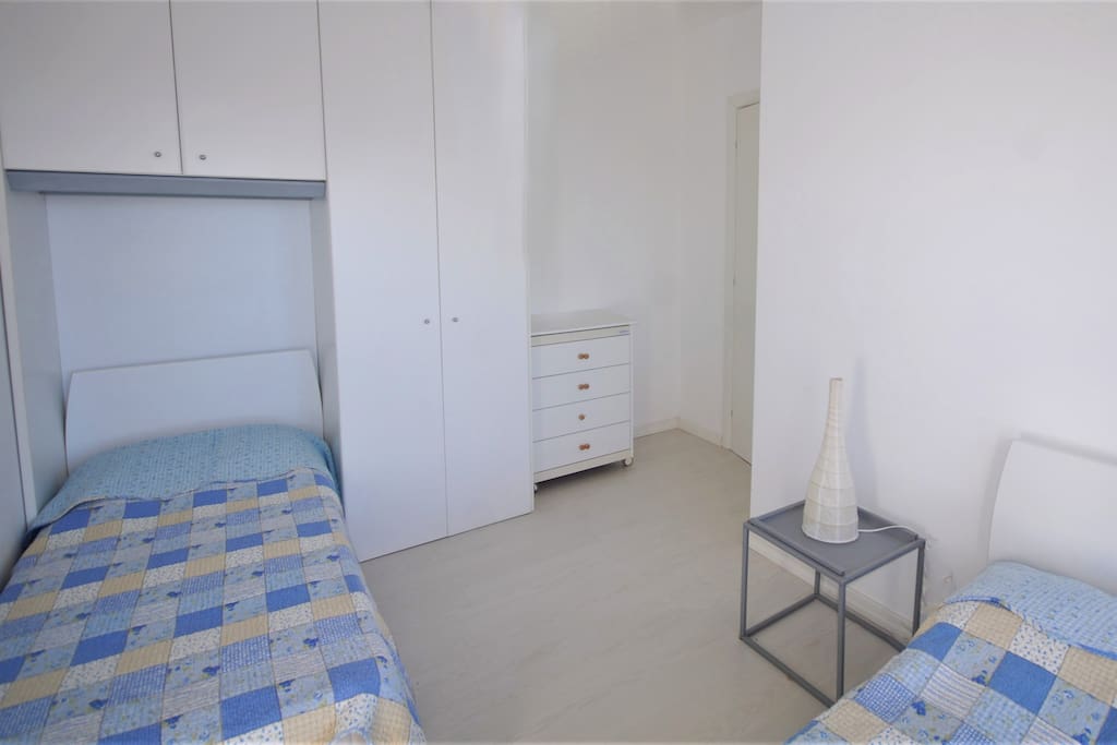Camera con due letti singoli | Bedroom with two single beds