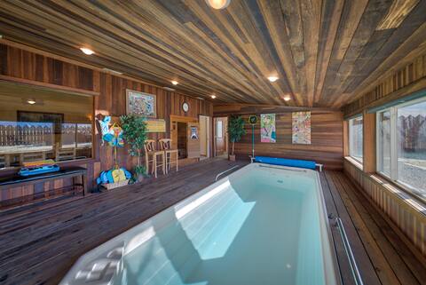 YELLOWSTONE VALLEY VAC LODGE/POOL/SAUNA/SLEEP 26