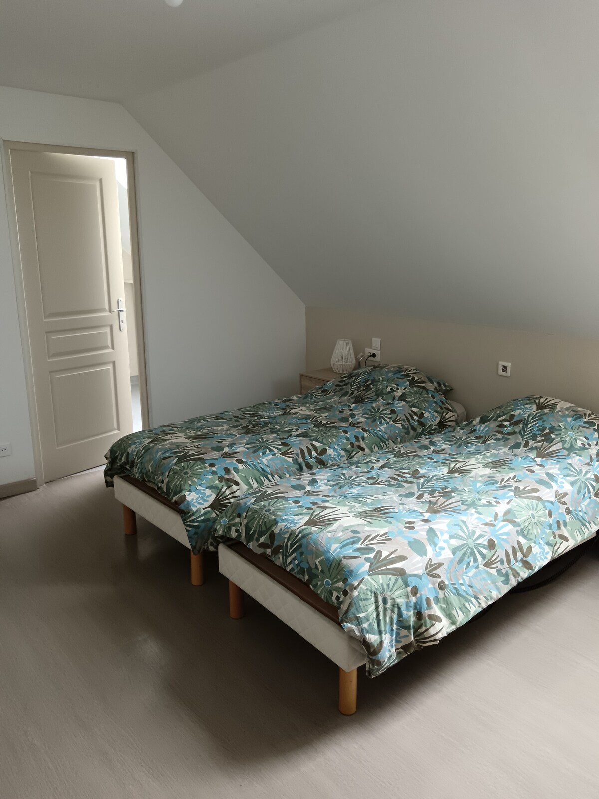 Chumba cha kulala cha 1 Lilac, vitanda viwili vya sentimita 190x90, sehemu ya kuhifadhi nguo, televisheni, bafu lenye sinki, bafu na choo.