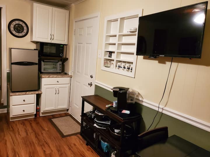 Studio Apartment In A Great Neighborhood! - Nederland, TX