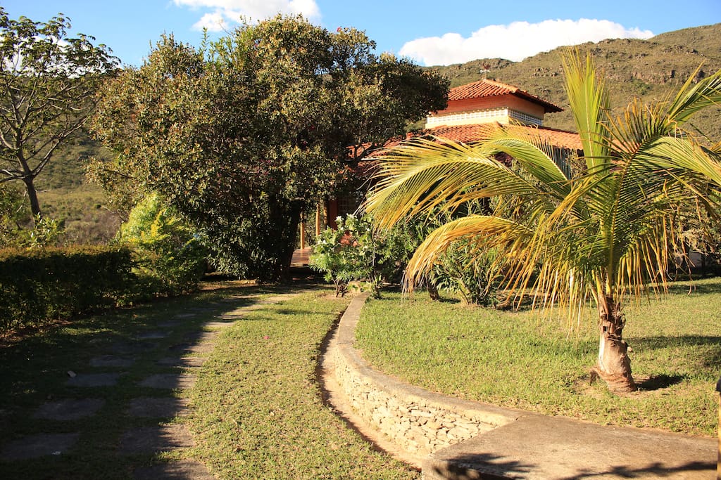 Caminho entre casa principal e área do fogão a lenha (path between house and firewood oven)