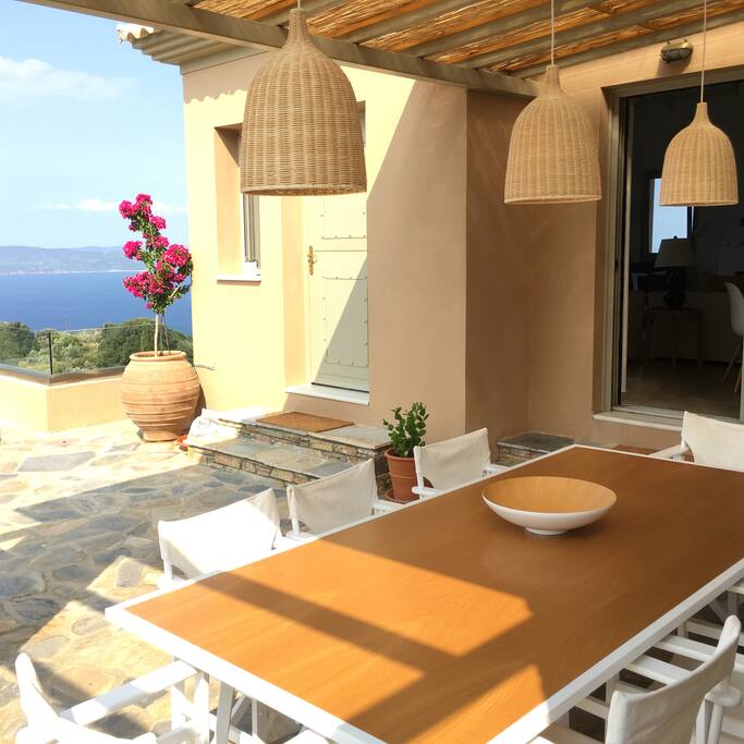 salle à manger extérieure avec BBQ