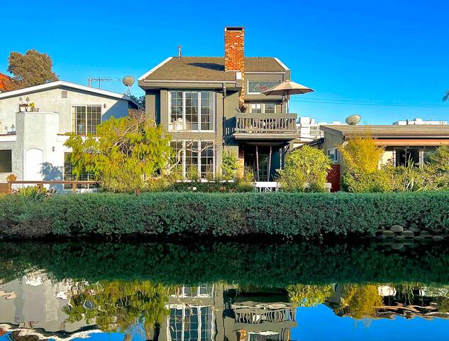 Venice Canal Home w Boat Dock & Sauna – 4 Bedrooms gallery image 2