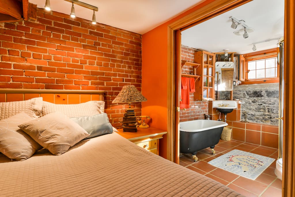 Chambre fermée, lit queen
salle de bain adjacente