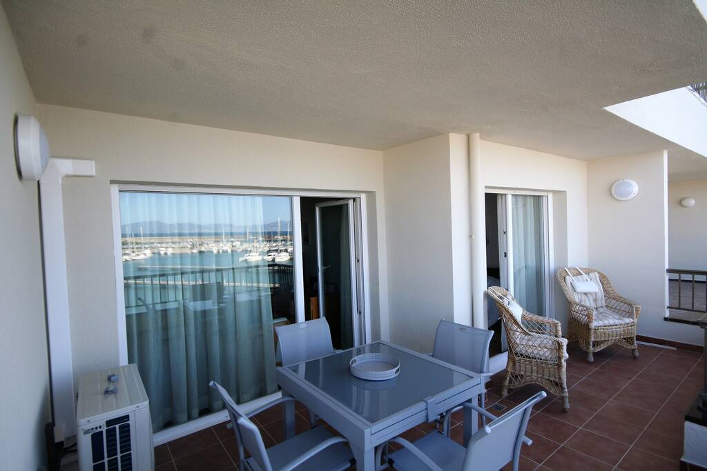 une grande terrasse pour profiter de repas conviviaux
