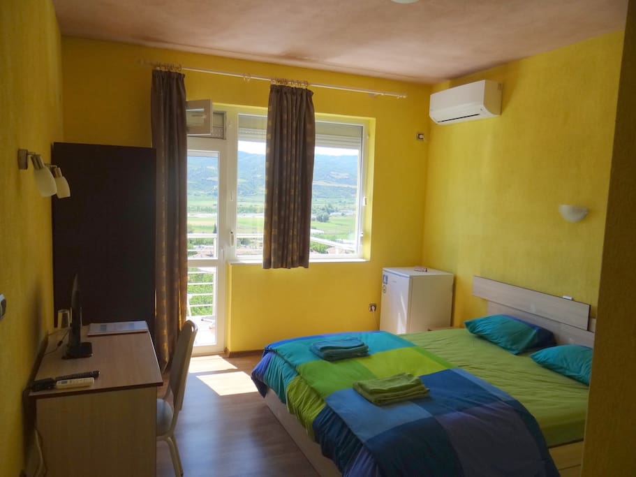 Double room with queensize bed