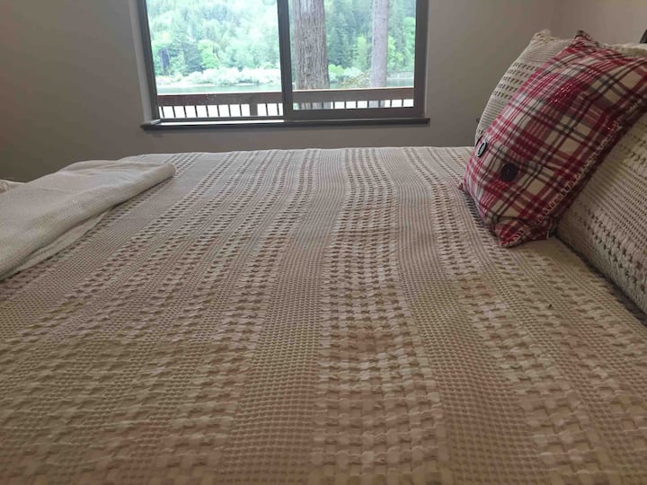 ห้องนอนใหญ่และวิวจากหน้าต่างทะเลสาบ