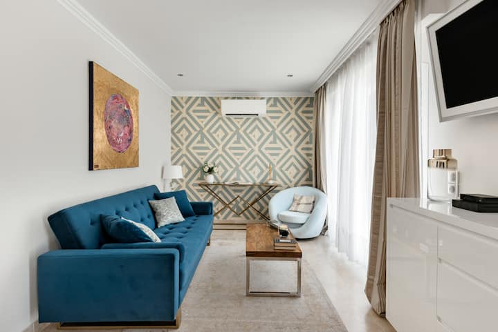 סלון ממוזג עם ספה נפתחת.