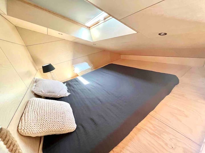 天窓の下に寝るギャラリーからは（スター）の空を眺めることができます（マットレス180 x 200 cm ）